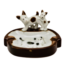 Load image into Gallery viewer, Cendrier Art déco aux Scottish terrier en céramique blanche et chocolat, années 1930