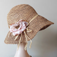 Afbeelding in Gallery-weergave laden, Chapeau vintage en jonc de mer crocheté et fleur en soie, années 1970