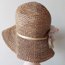 Afbeelding in Gallery-weergave laden, Chapeau vintage en jonc de mer crocheté et fleur en soie, années 1970