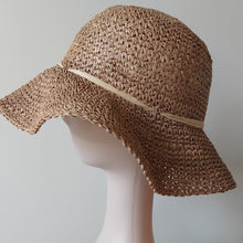 Afbeelding in Gallery-weergave laden, Chapeau vintage en jonc de mer crocheté et fleur en soie, années 1970