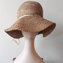 Afbeelding in Gallery-weergave laden, Chapeau vintage en jonc de mer crocheté et fleur en soie, années 1970