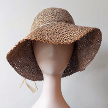 Afbeelding in Gallery-weergave laden, Chapeau vintage en jonc de mer crocheté et fleur en soie, années 1970