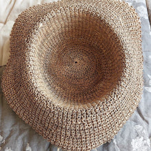 Afbeelding in Gallery-weergave laden, Chapeau vintage en jonc de mer crocheté et fleur en soie, années 1970