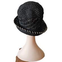 Afbeelding in Gallery-weergave laden, Chapeau vintage en raphia noir crocheté, années 1970