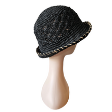 Afbeelding in Gallery-weergave laden, Chapeau vintage en raphia noir crocheté, années 1970
