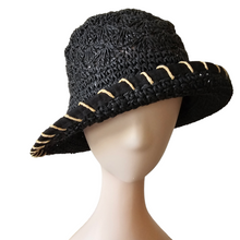 Afbeelding in Gallery-weergave laden, Chapeau vintage en raphia noir crocheté, années 1970