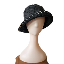 Afbeelding in Gallery-weergave laden, Chapeau vintage en raphia noir crocheté, années 1970