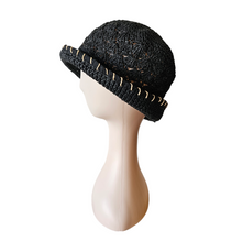 Afbeelding in Gallery-weergave laden, Chapeau vintage en raphia noir crocheté, années 1970