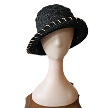 Afbeelding in Gallery-weergave laden, Chapeau vintage en raphia noir crocheté, années 1970