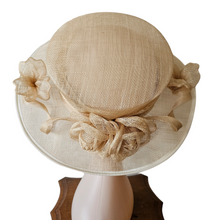 Afbeelding in Gallery-weergave laden, Solano, Chapeau-Capeline vintage en lin beige et fleurs en lin, années 1990