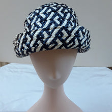 Charger l'image dans la galerie, Chapeau de paille blanc et bleu vintage, années 1950 Le charme des violettes - Brocante en ligne