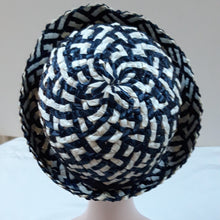 Charger l'image dans la galerie, Chapeau de paille blanc et bleu vintage, années 1950 Le charme des violettes - Brocante en ligne