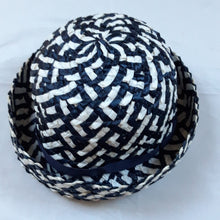 Charger l'image dans la galerie, Chapeau de paille blanc et bleu vintage, années 1950 Le charme des violettes - Brocante en ligne