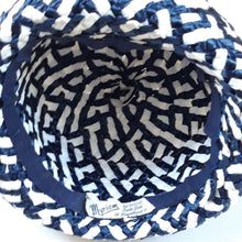 Charger l'image dans la galerie, Chapeau de paille blanc et bleu vintage, années 1950 Le charme des violettes - Brocante en ligne