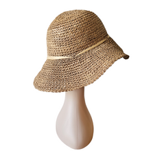 Afbeelding in Gallery-weergave laden, Chapeau vintage en jonc de mer crocheté et fleur en soie, années 1970