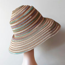 Afbeelding in Gallery-weergave laden, Chapeau-Capeline vintage en paille et dégradé de rubans gros grain, années 1970