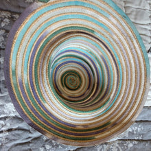 Afbeelding in Gallery-weergave laden, Chapeau-Capeline vintage en paille et dégradé de rubans gros grain, années 1970