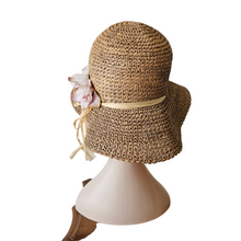 Afbeelding in Gallery-weergave laden, Chapeau vintage en jonc de mer crocheté et fleur en soie, années 1970