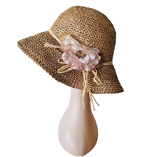 Afbeelding in Gallery-weergave laden, Chapeau vintage en jonc de mer crocheté et fleur en soie, années 1970