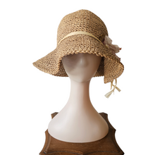 Afbeelding in Gallery-weergave laden, Chapeau vintage en jonc de mer crocheté et fleur en soie, années 1970