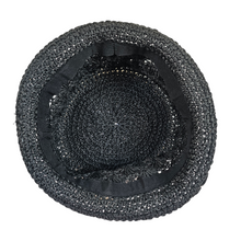 Afbeelding in Gallery-weergave laden, Chapeau vintage en raphia noir crocheté, années 1970