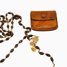 Load image into Gallery viewer, Chapelet de Lourdes en plastique ancien moulé brun et métal doré, avec médailles et étui d’origine, années 1940-1960 Le Charme des Violettes - Brocante en ligne