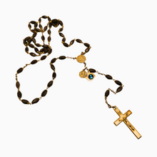 Load image into Gallery viewer, Chapelet de Lourdes en plastique ancien moulé brun et métal doré, avec médailles et étui d’origine, années 1940-1960 Le Charme des Violettes - Brocante en ligne