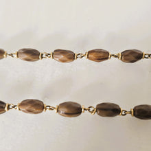 Load image into Gallery viewer, Chapelet ancien de Lourdes en verre facetté brun et métal doré, avec médailles et étui d’origine, années 1930-1950 Le Charme des Violettes - Brocante en ligne