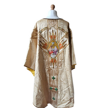 Load image into Gallery viewer, Chasuble liturgique ancienne brodée de fils d’or – Trinité, symbole Alpha-Omega, Fa. M.J. Coopmans, Hoeven (Pays-Bas), vers 1935-1950 Le Charme des Violettes - Brocante en ligne