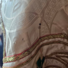 Load image into Gallery viewer, Chasuble liturgique ancienne brodée de fils d’or, Trinité - symbole Alpha-Omega, Fa. M.J. Coopmans, Hoeven (Pays-Bas), vers 1935-1950 Le Charme des Violettes - Brocante en ligne