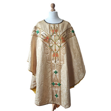 Load image into Gallery viewer, Chasuble liturgique ancienne brodée de fils d’or, Trinité - symbole Alpha-Omega, Fa. M.J. Coopmans, Hoeven (Pays-Bas), vers 1935-1950 Le Charme des Violettes - Brocante en ligne