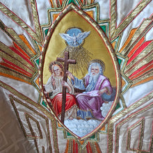 Load image into Gallery viewer, Chasuble liturgique ancienne brodée de fils d’or – Trinité, symbole Alpha-Omega, Fa. M.J. Coopmans, Hoeven (Pays-Bas), vers 1935-1950 Le Charme des Violettes - Brocante en ligne