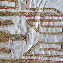 Load image into Gallery viewer, Chasuble liturgique ancienne brodée de fils d’or – Trinité, symbole Alpha-Omega, Fa. M.J. Coopmans, Hoeven (Pays-Bas), vers 1935-1950 Le Charme des Violettes - Brocante en ligne