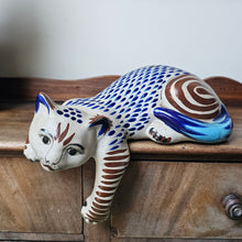 Charger l'image dans la galerie, Chat couché vintage en grès peint, artisanat mexicain, années 1970