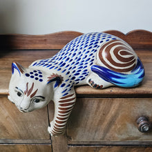Charger l'image dans la galerie, Chat couché vintage en grès peint, artisanat mexicain, années 1970