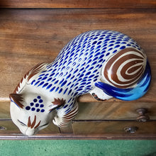 Charger l'image dans la galerie, Chat couché vintage en grès peint, artisanat mexicain, années 1970