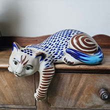 Charger l'image dans la galerie, Chat couché vintage en grès peint, artisanat mexicain, années 1970
