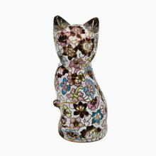 Load image into Gallery viewer, Chat en émail cloisonné au décor floral pastel – Chine, vers 1960–1980 Le Charme des Violettes - Brocante en ligne