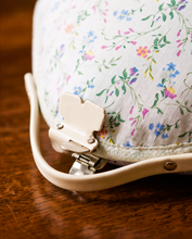 Charger l'image dans la galerie, Chauffe-théière vintage en tissus fleuris - rénové à la main, années 1950-1960 Le Charme des Violettes - Brocante en ligne