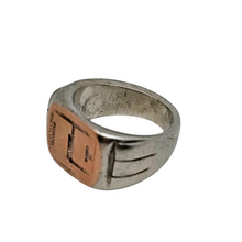 Charger l'image dans la galerie, Chevalière en argent 800 et or rose monogrammée “LC”, vers 1940–1950 Le Charme des Violettes - Brocante en ligne