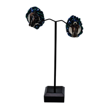 Charger l'image dans la galerie, Boucles d'oreilles clips vintage en perles torsadées irisées bleues et vertes, années 1960 Le Charme des Violettes - Brocante en ligne