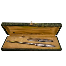 Charger l'image dans la galerie, Coffret à écriture Belle Epoque en métal argenté ciselé, vers 1890-1910