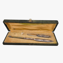 Charger l'image dans la galerie, Coffret à écriture Belle Epoque en métal argenté ciselé, vers 1890-1910