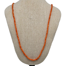 Afbeelding in Gallery-weergave laden, Oude parelketting van natuurlijk koraal en vergulde zilveren sluiting