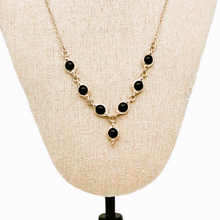 Afbeelding in Gallery-weergave laden, Vintage ketting, armband en oorbellen van gebeiteld 925 zilver bezet met zwarte onyx cabochons