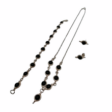 Afbeelding in Gallery-weergave laden, Vintage ketting, armband en oorbellen van gebeiteld 925 zilver bezet met zwarte onyx cabochons