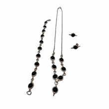 Afbeelding in Gallery-weergave laden, Vintage ketting, armband en oorbellen van gebeiteld 925 zilver bezet met zwarte onyx cabochons