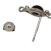 Afbeelding in Gallery-weergave laden, Vintage ketting, armband en oorbellen van gebeiteld 925 zilver bezet met zwarte onyx cabochons