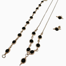 Afbeelding in Gallery-weergave laden, Vintage ketting, armband en oorbellen van gebeiteld 925 zilver bezet met zwarte onyx cabochons