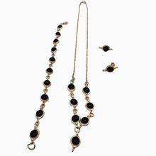 Afbeelding in Gallery-weergave laden, Vintage ketting, armband en oorbellen van gebeiteld 925 zilver bezet met zwarte onyx cabochons
